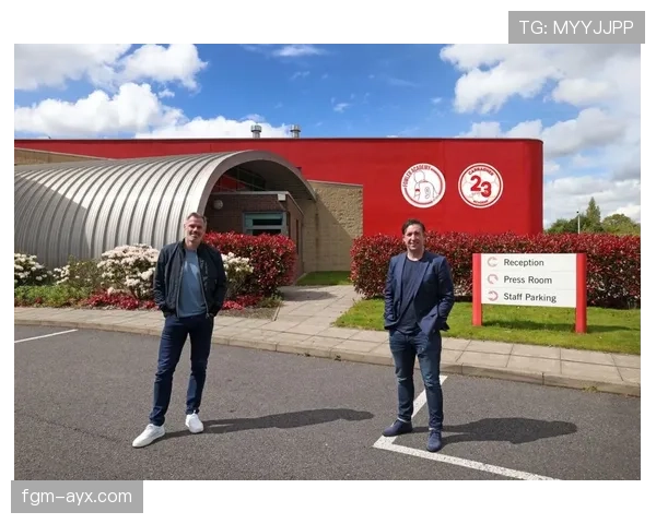 霍奇森重返足球领域，开启全新职业篇章引热议